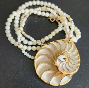 Vintage Karla Jordan Mother-of-Pearl Inlay Nautilus Shell Pendant Beads Necklace